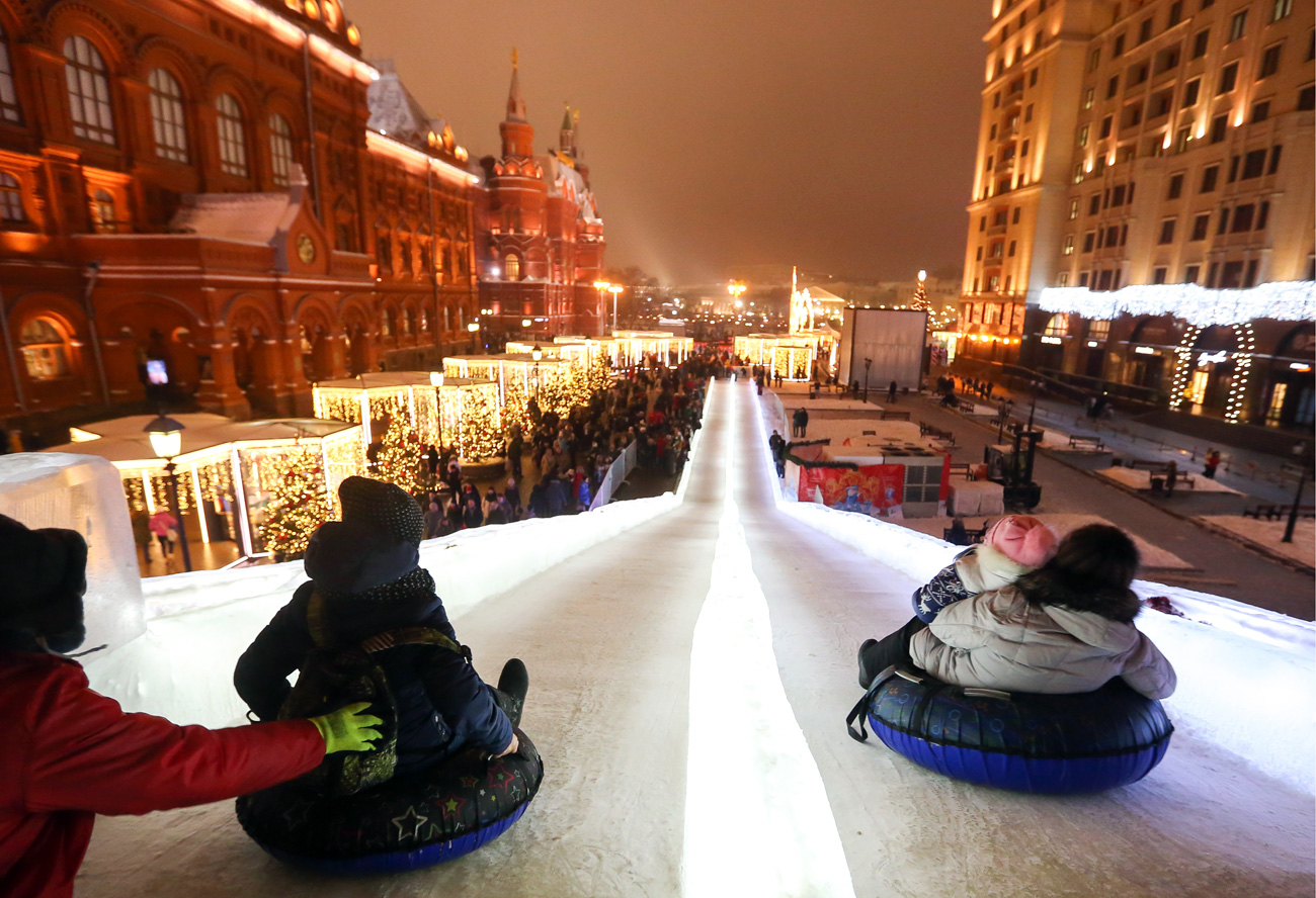 Луѓе се санкаат на ледена падина меѓу Плоштадот Манежнаја и Плоштадот на Револуцијата во Москва, Русија.