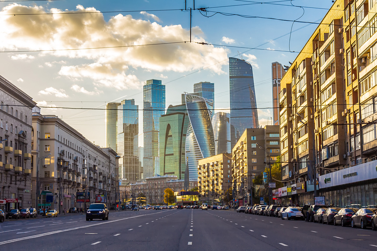 Гледка към Дорогомиловска улица и бизнес центъра "Москва Сити".