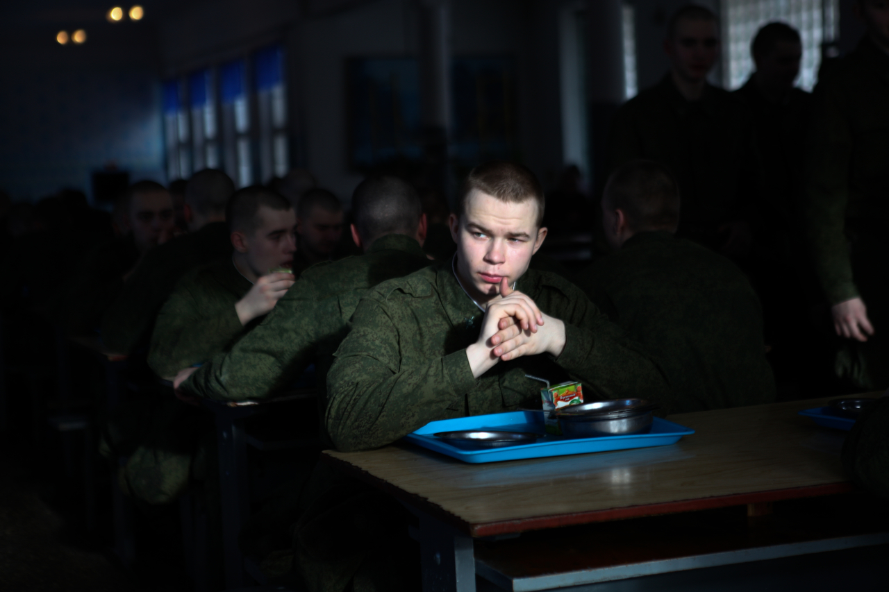 Redno služenje v vojski je obvezno za vse mlade državljane Rusije, stare med 18 in 27 let. Služenje je mogoče prestaviti z vpisom na univerzo. Vsi v Rusiji si ne želijo  služenja v vojski. 