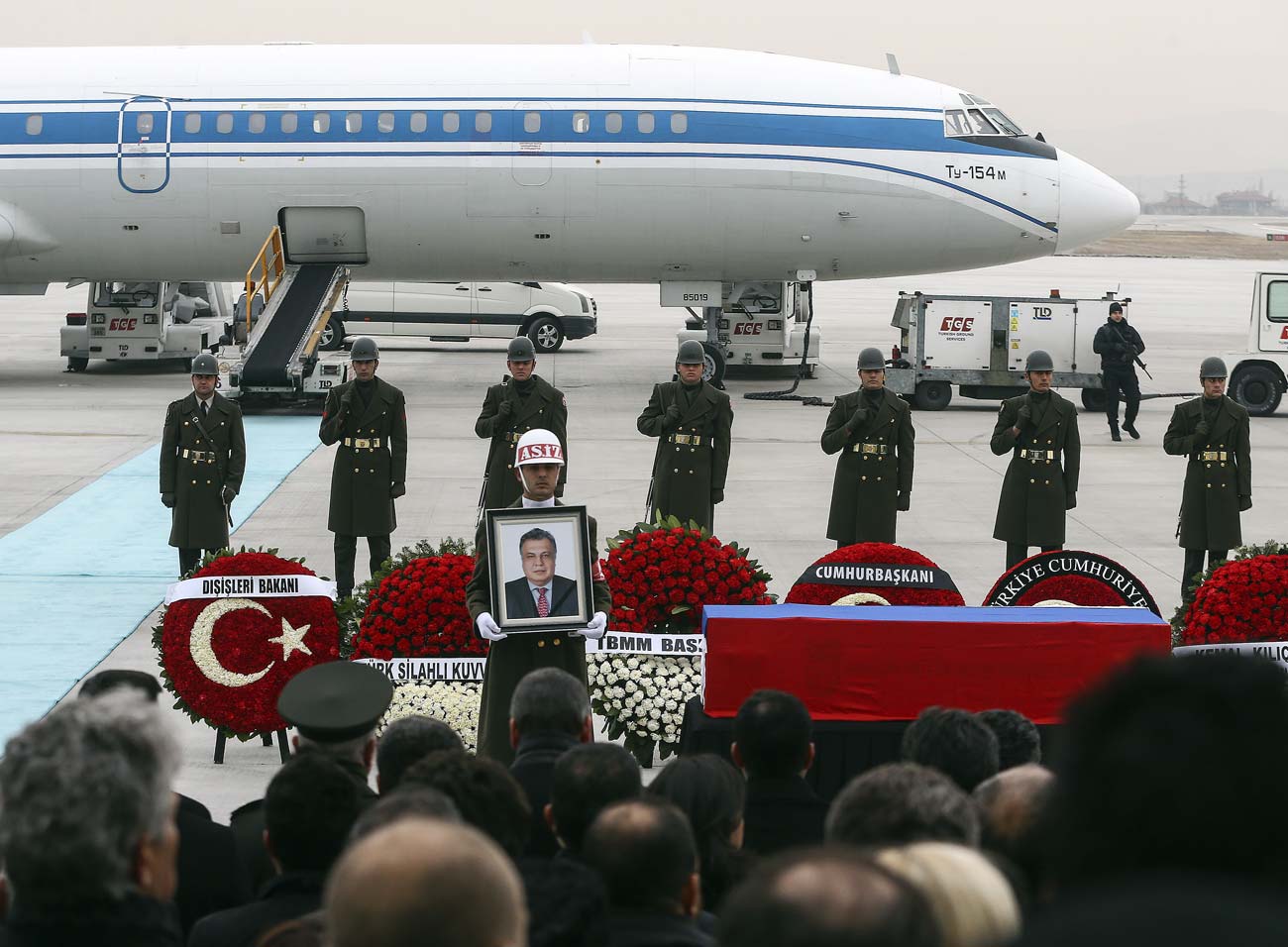 Poslovilna slovesnosti v spomin na ruskega veleposlanika v Turčiji Andreja Karlova na letališču v turški Ankari, od koder so njegove posmrtne ostanke odpeljali v domovino,  20. december 2016. 