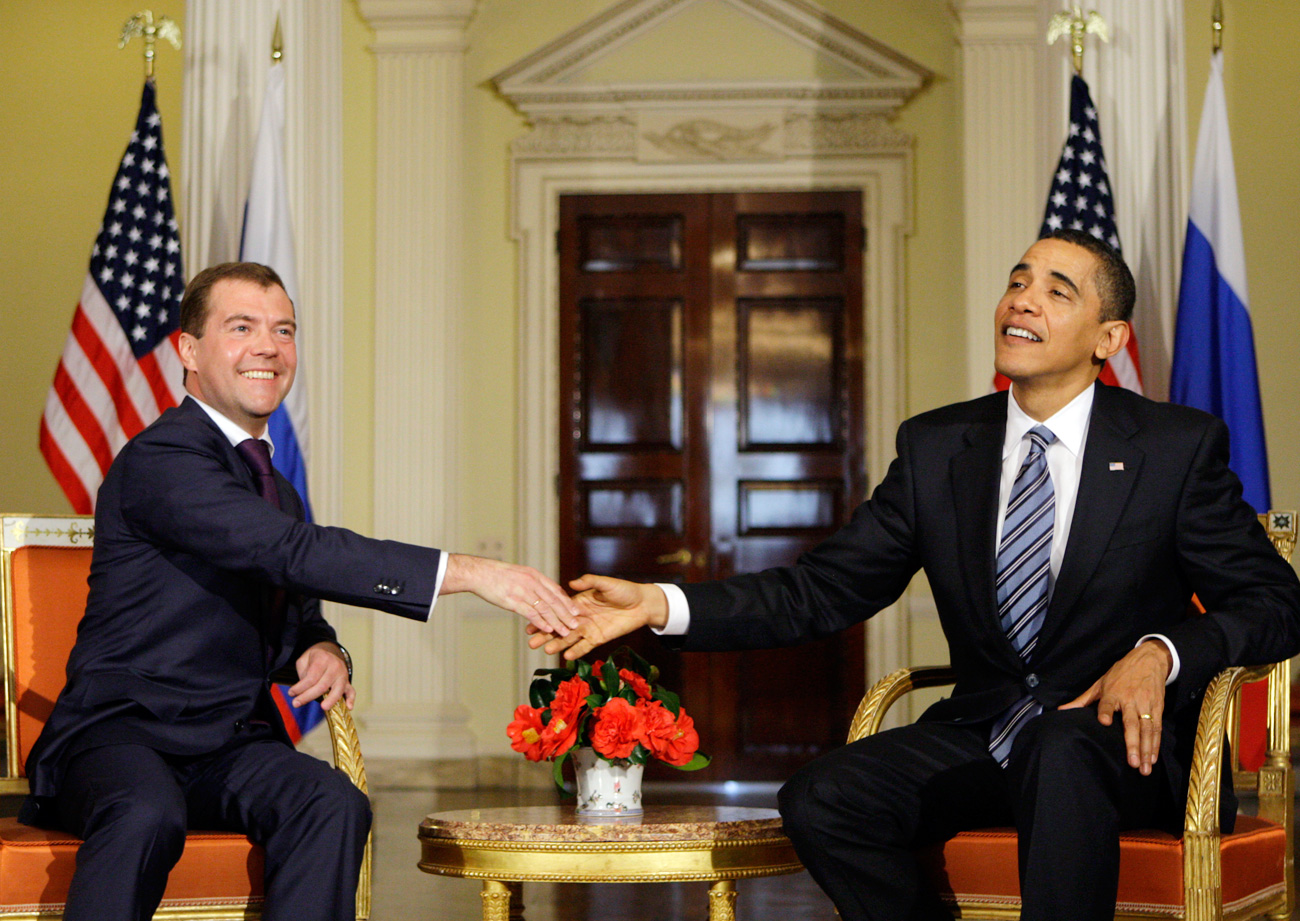 Il 44esimo Presidente Usa Barack Obama, a destra, stringe la mano all’allora Presidente russo Dmitrij Medvedev durante il G20 di Londra, aprile 2009.