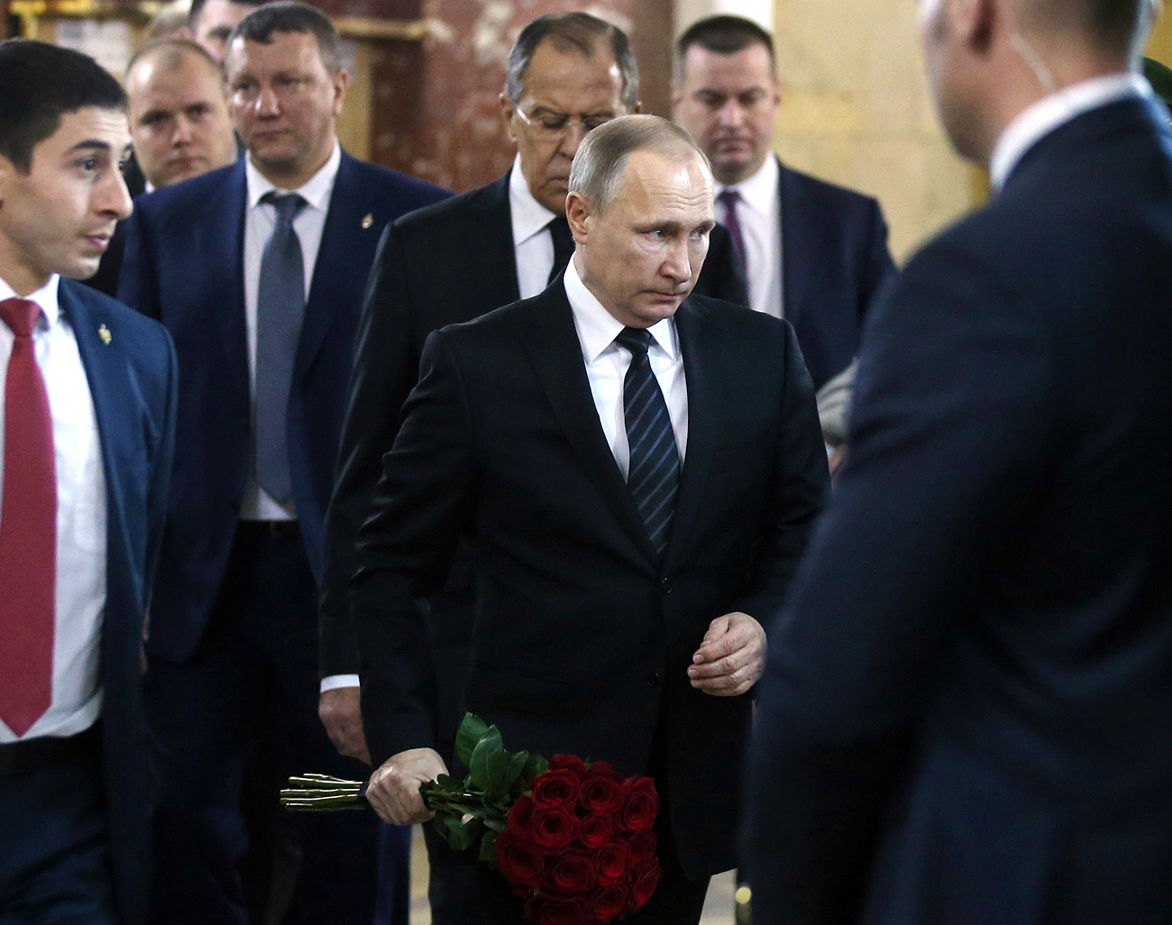 Руският президент Владимир Путин дойде да се прости с руския посланик в Анкара Андрей Карлов в сградата на Министерството на външните работи. 