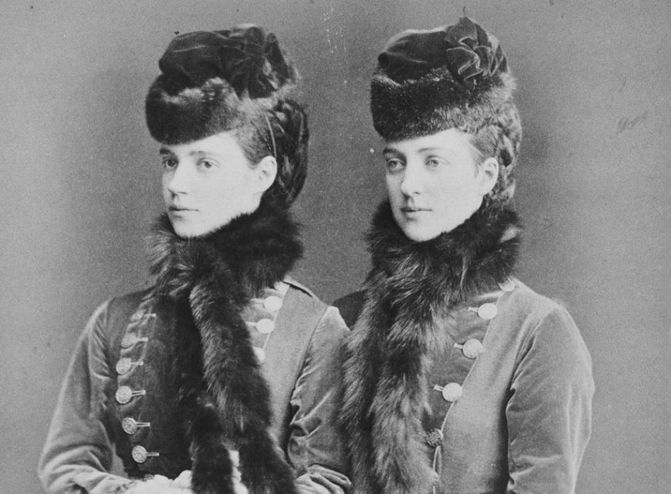 Sejak zaman kekaisaran dulu, dunia mode Rusia identik dengan bulu. Aleksandra dari Denmark dan Maria Fyodorovna, istri Tsar Aleksandr III. 1875 – 1879.