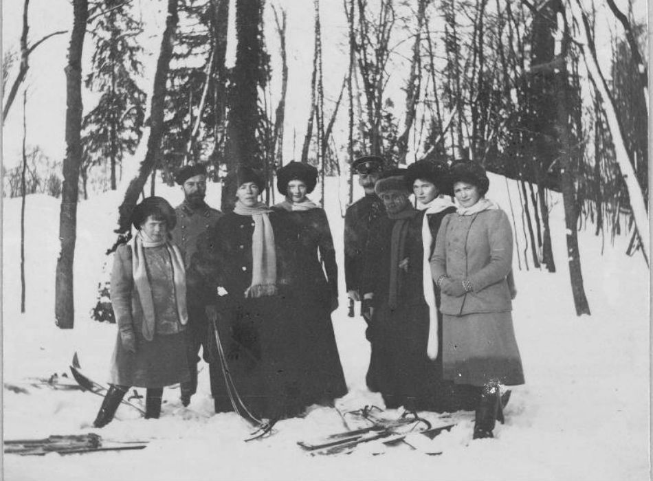 　ロシア最後の皇帝ニコライ2世と娘たち、妹のオリガ（左から3番目）、将校、女官。ツァールスコエ・セローの屋敷にて、スキー板とともに。