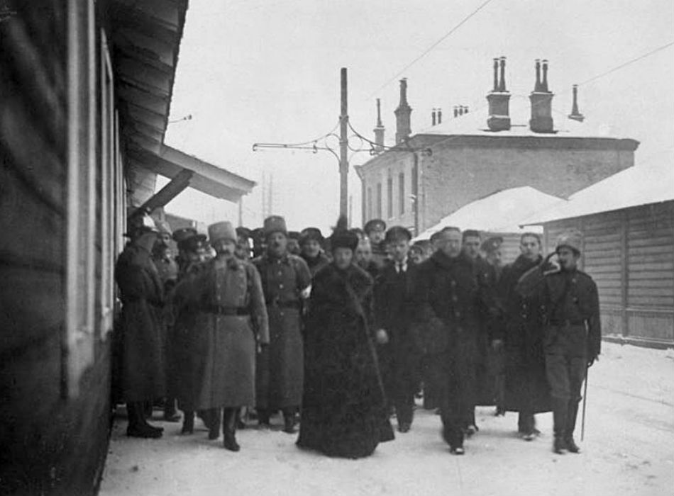 Maria Fyodorovna con alcuni membri della Croce Rossa