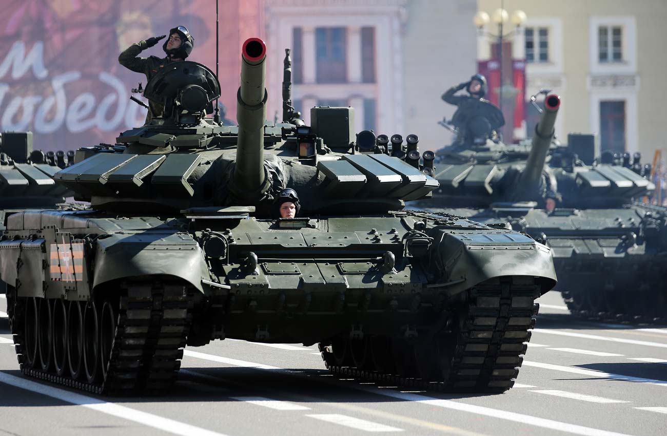 Tank-tank T-72B3 di Lapangan Dvortsovaya, Sankt Peterburg, selama latihan terakhir parade militer untuk merayakan 71 tahun kemenangan Tentara Merah Uni Soviet pada Perang Patriotik Raya.