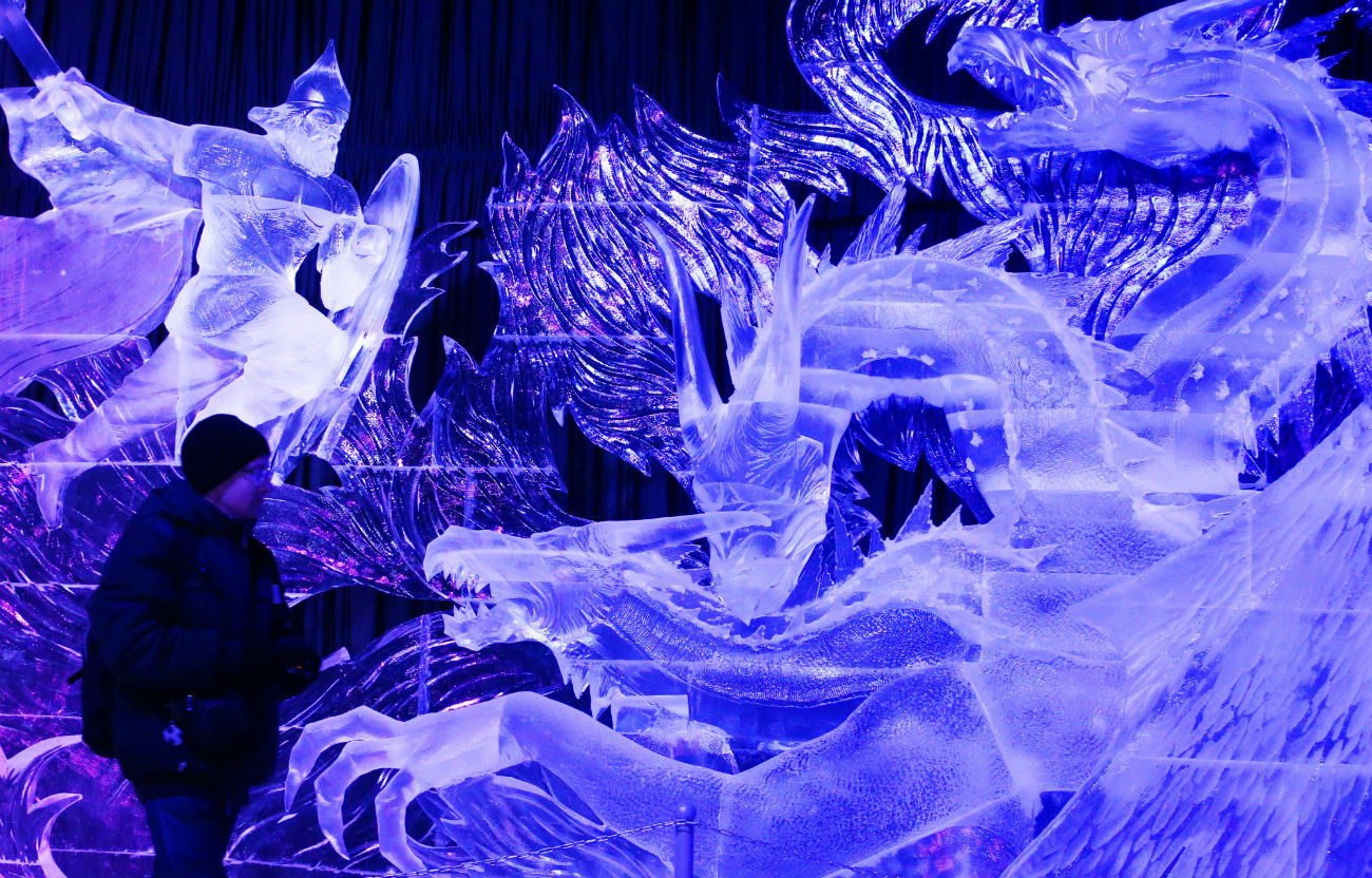 Посетител на фестивалот на скулптури од мраз „Ледена фантазија“ што се одржува секоја година во Петропавловската тврдина во Санкт Петербург. 24 декември 2016, Русија.