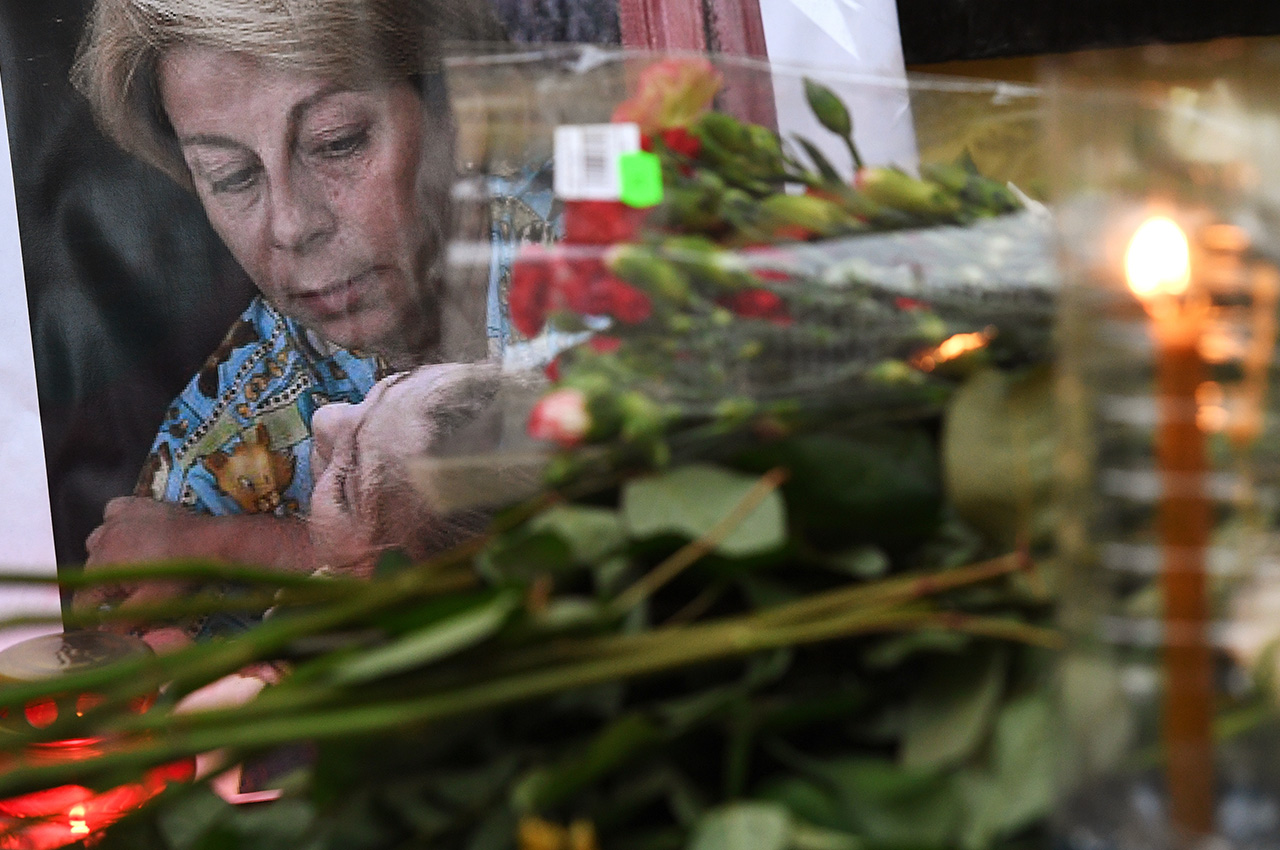 Flowers outside the Fair Aid International Public Organization in memory of Yelizaveta Glinka (Doctor Liza), who died in the Russian Defense Ministry's TU-154 aircraft crash.