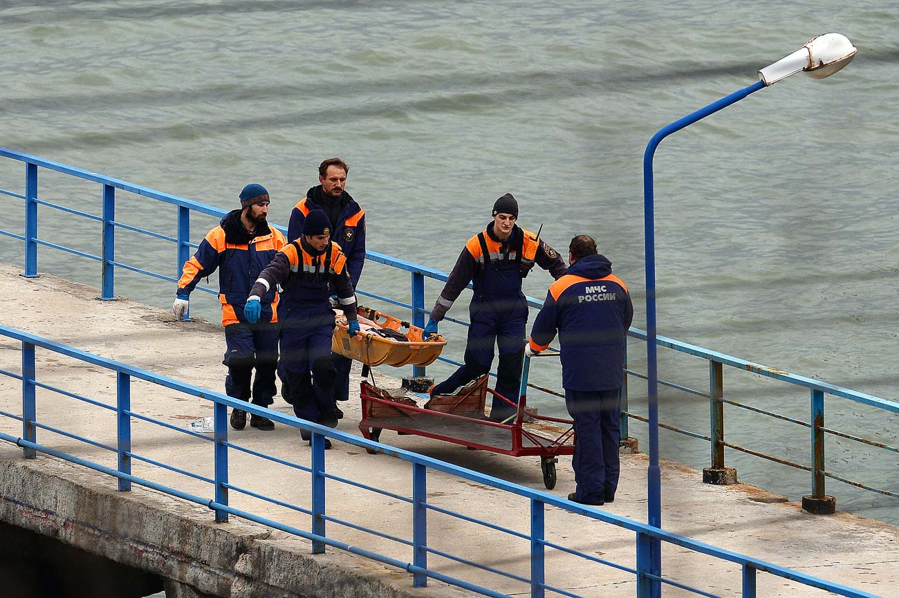 Спасители носят тялото на жертва на катастрофата с Ту-154.