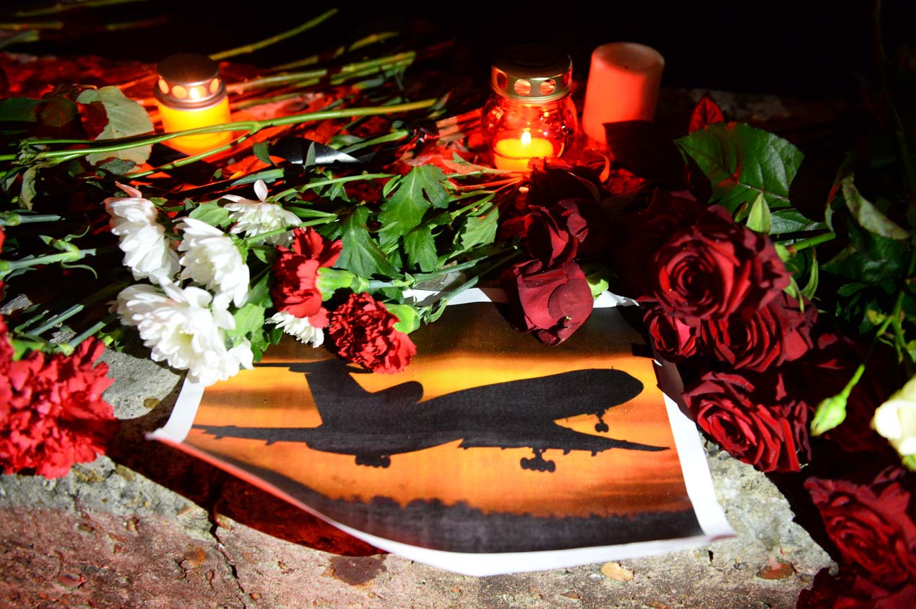 Velas e flores deixadas durante vigília em Sôtchi