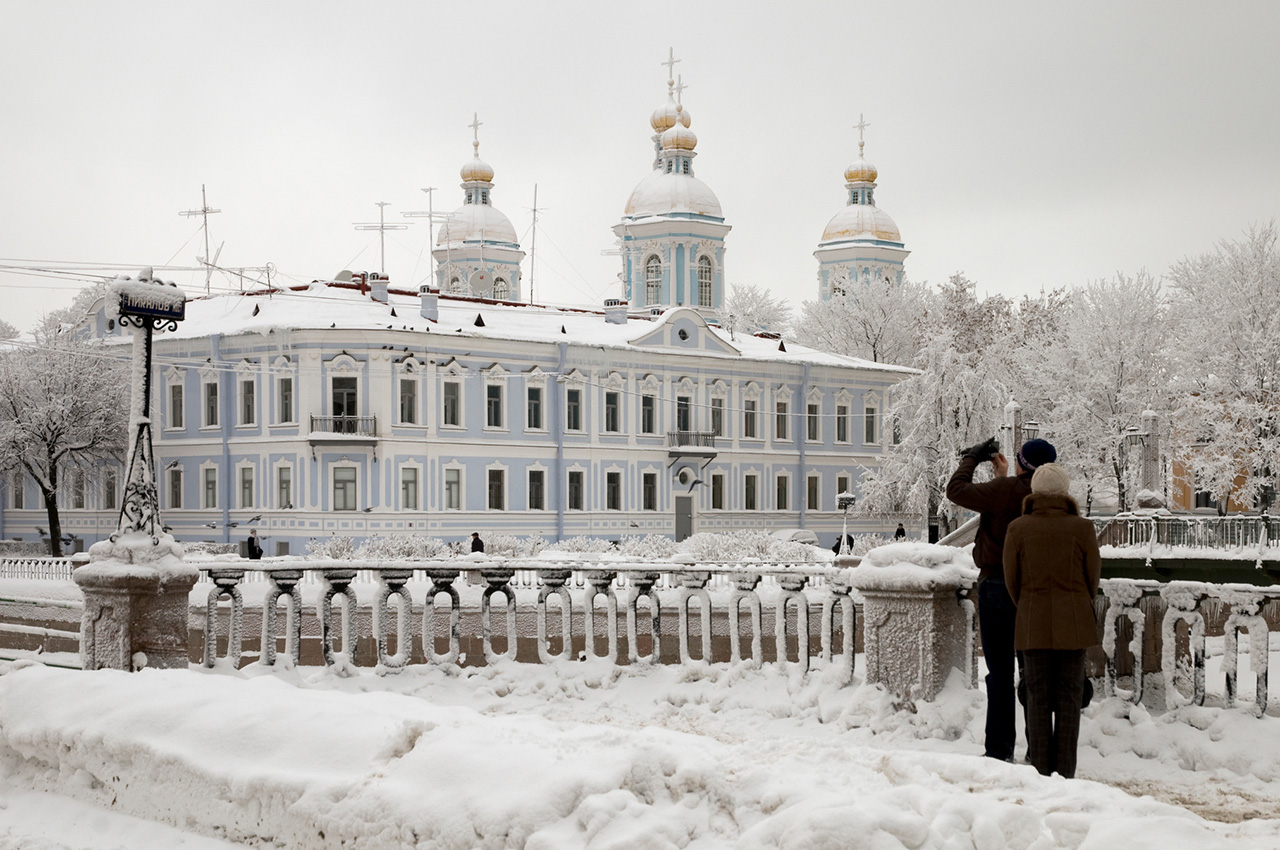 Русия през зимата е мрачно, студено място, но когато слънцето грее, а мразът щипе розовите бузки, тя прилича на приказка. Подбрахме няколко снимки и зимни цитати от руската литература.
