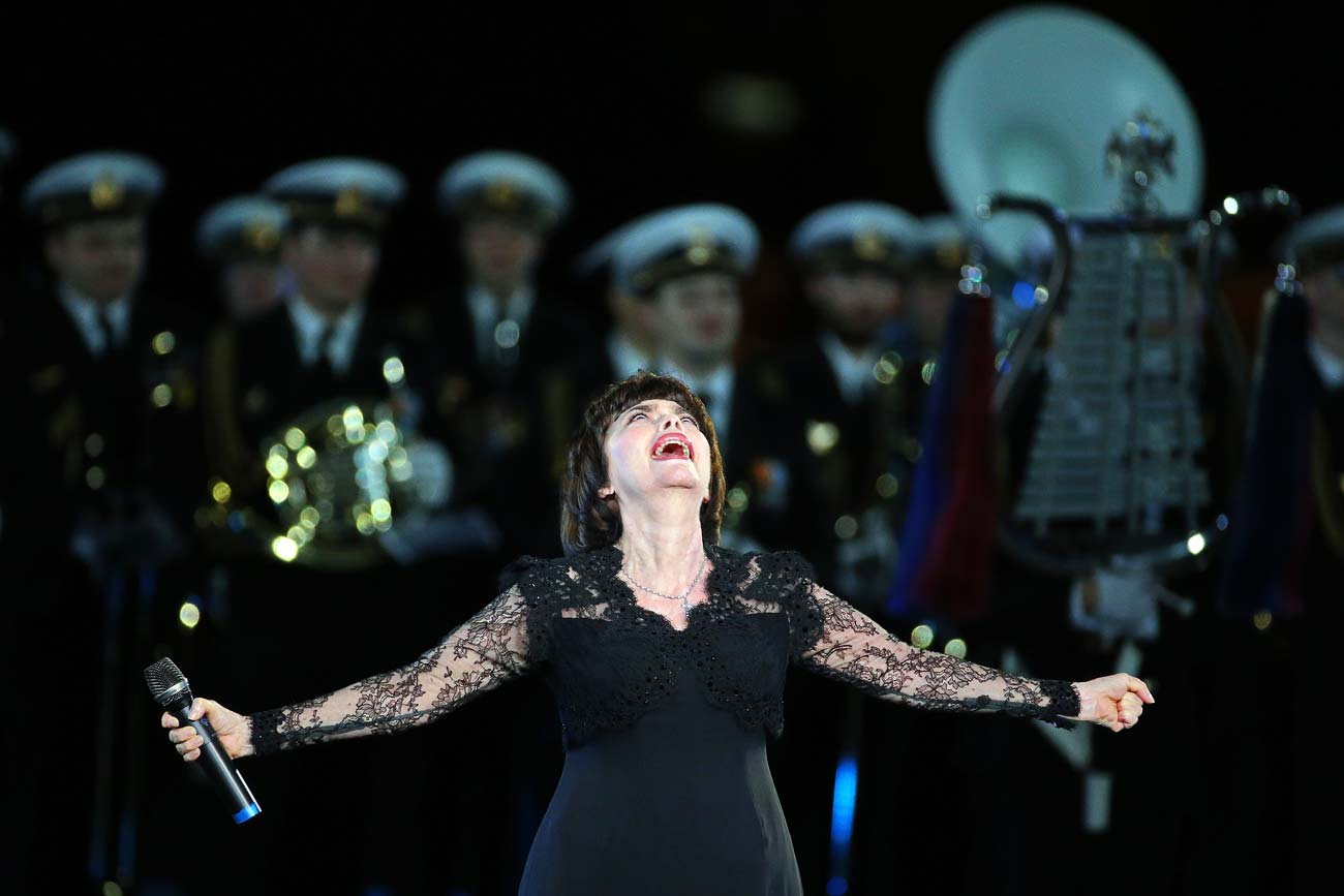 Mireille Mathieu accompagnée par l’Ensemble Alexandrov lors du Festival international de musique militaire Tour Saint-Sauveur.