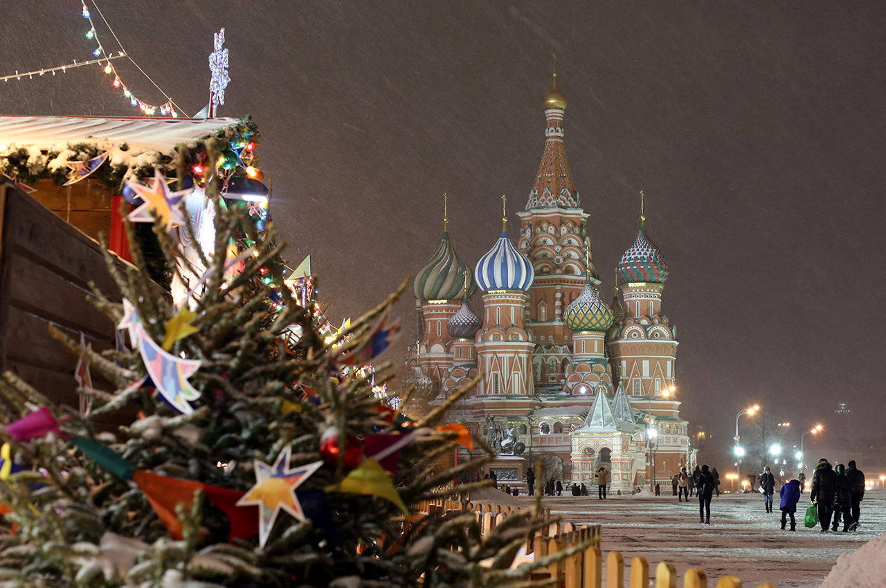 Екстравагантни коледни елхи, светлини, арки, украсени станции на метрото, новогодишни улични представления и искрящият Червен площад – всичко е готово за предстоящата Нова година и Коледа, която в Русия се празнува на 7 януари.