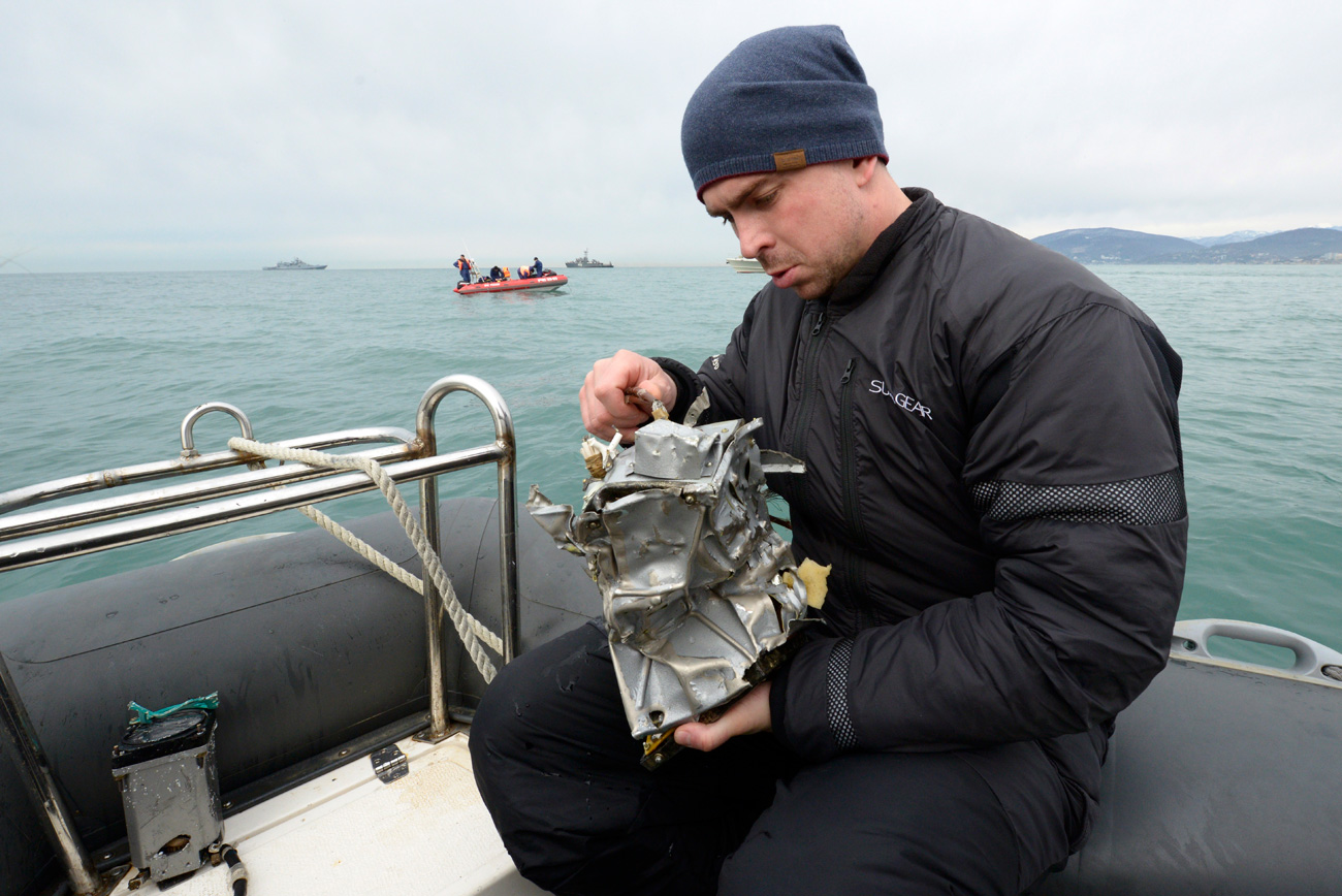 Mergulhador russo inspeciona fragmento de avião encontrado próximo à costa de Sôtchi
