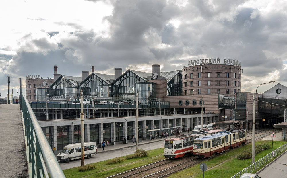 　サンクトペテルブルクはロシア鉄道の発祥の地として、この分野の革新拠点の一ヶ所であり続けている。サンクトペテルブルク市で最も新しいラドガ駅は2003年に開業した。