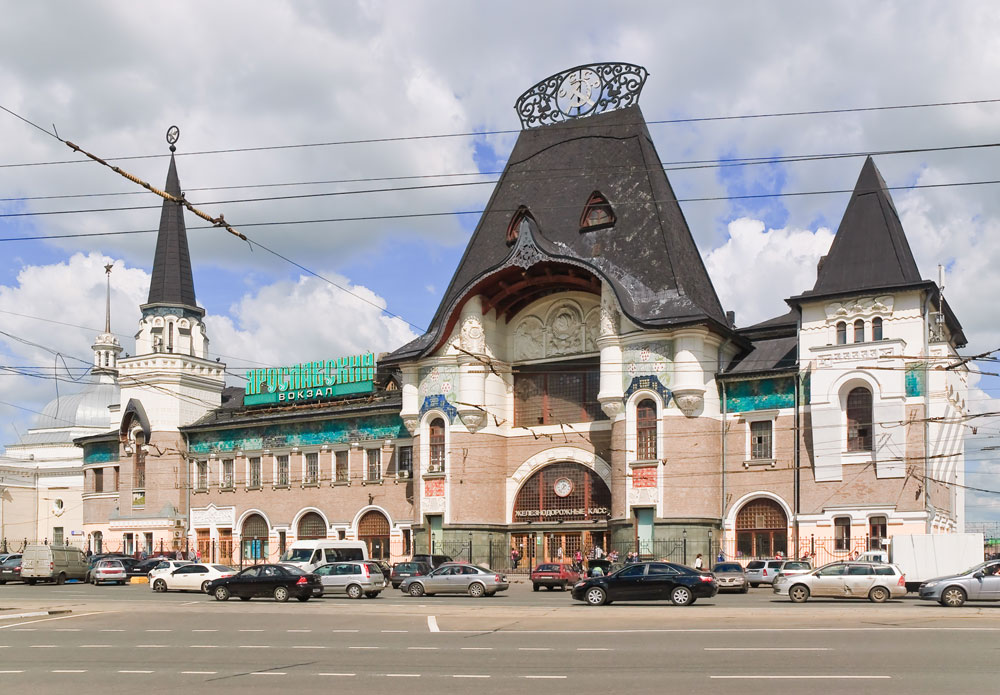 　モスクワのもう一つの注目スポットは鉄道ヤロスラブリ駅。ネオ・ロシア様式のおとぎ話のような装飾が特徴だ。この始発・終着駅はモスクワで最も利用の多い駅で、世界で最も長いシベリア鉄道の出発・到着拠点である。