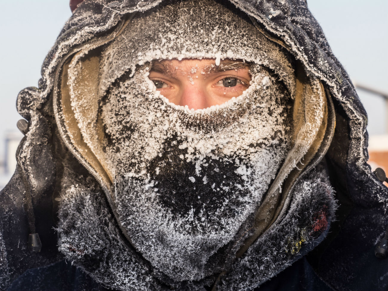 Mladi moški v bližini Neftejuganska 22. decembra 2016, ko je temperatura padla na – 62 stopinj Celzija.