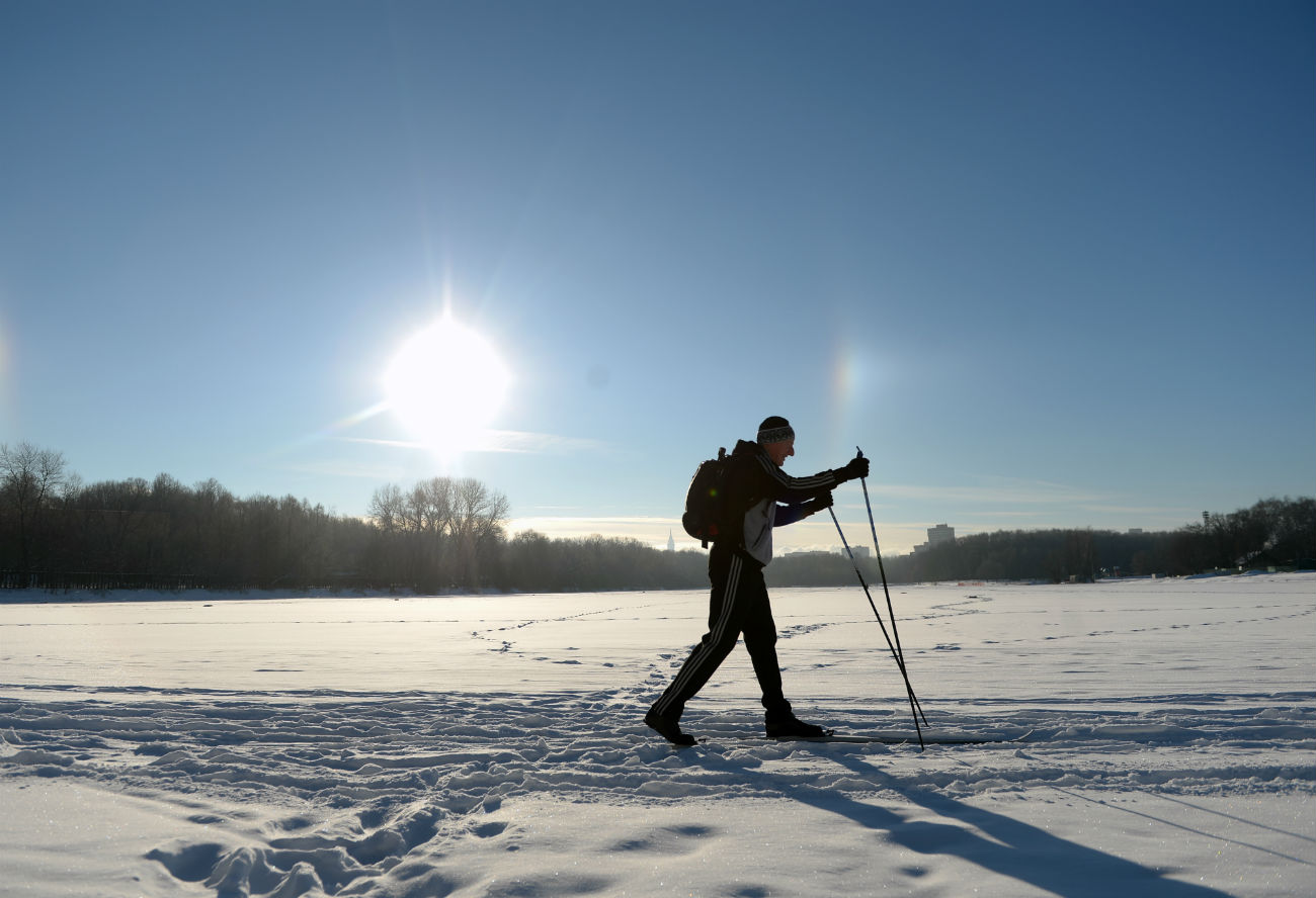 Un skieur près de l’étang Bolchoï Sadovi au parc de l’académie agricole Timiriazev, Moscou, le 8 janvier 2017.