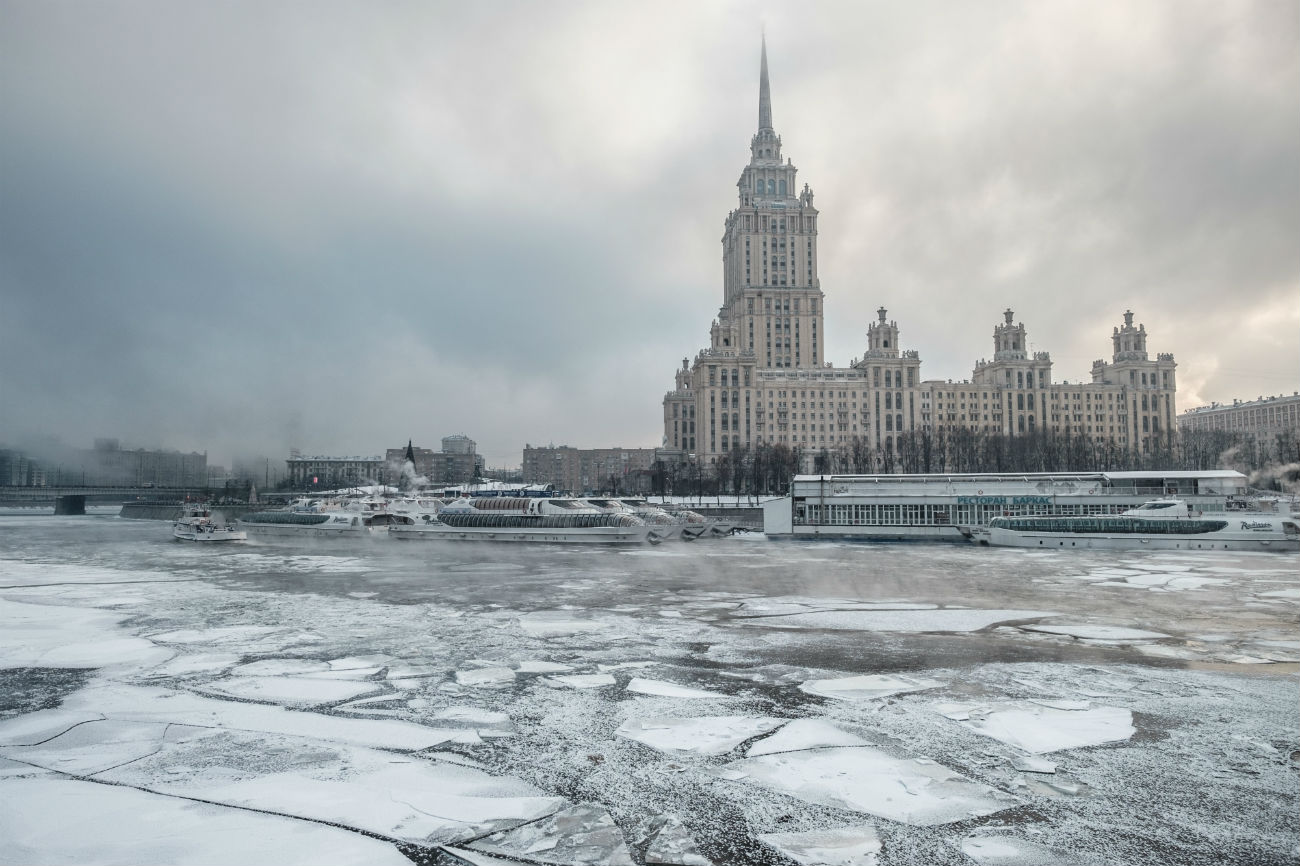 Ледени дан, поглед на хотел „Украјина“ са Краснопресњенског кеја. Москва, 9. јануар 2017.