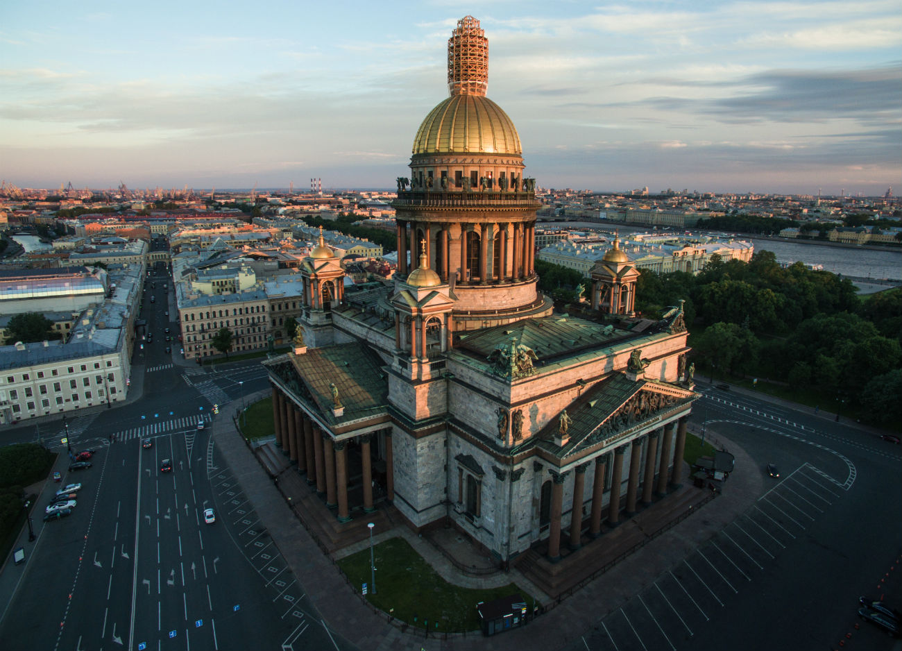 　サンクトペテルブルクの聖イサアク大聖堂は、比類なき歴史的建造物。建築（厳密にいえば、それ以前に建設された教会の改築）は、皇帝アレクサンドル1世によって進められた。公開建築競技が行われ、フランスの建築家オーギュスト・モンフェランが優勝した。建築には40年を要し、竣工式は1858年6月に行われた。大聖堂はその大きさで、多くの詩人や作家によって、賛美された。フョードル・チュッチェフはこう書いている。「ネヴァ川上方に立ちながら見た／巨大イサアクよ／凍てつく濃霧の中で／黄金の丸屋根が光った」