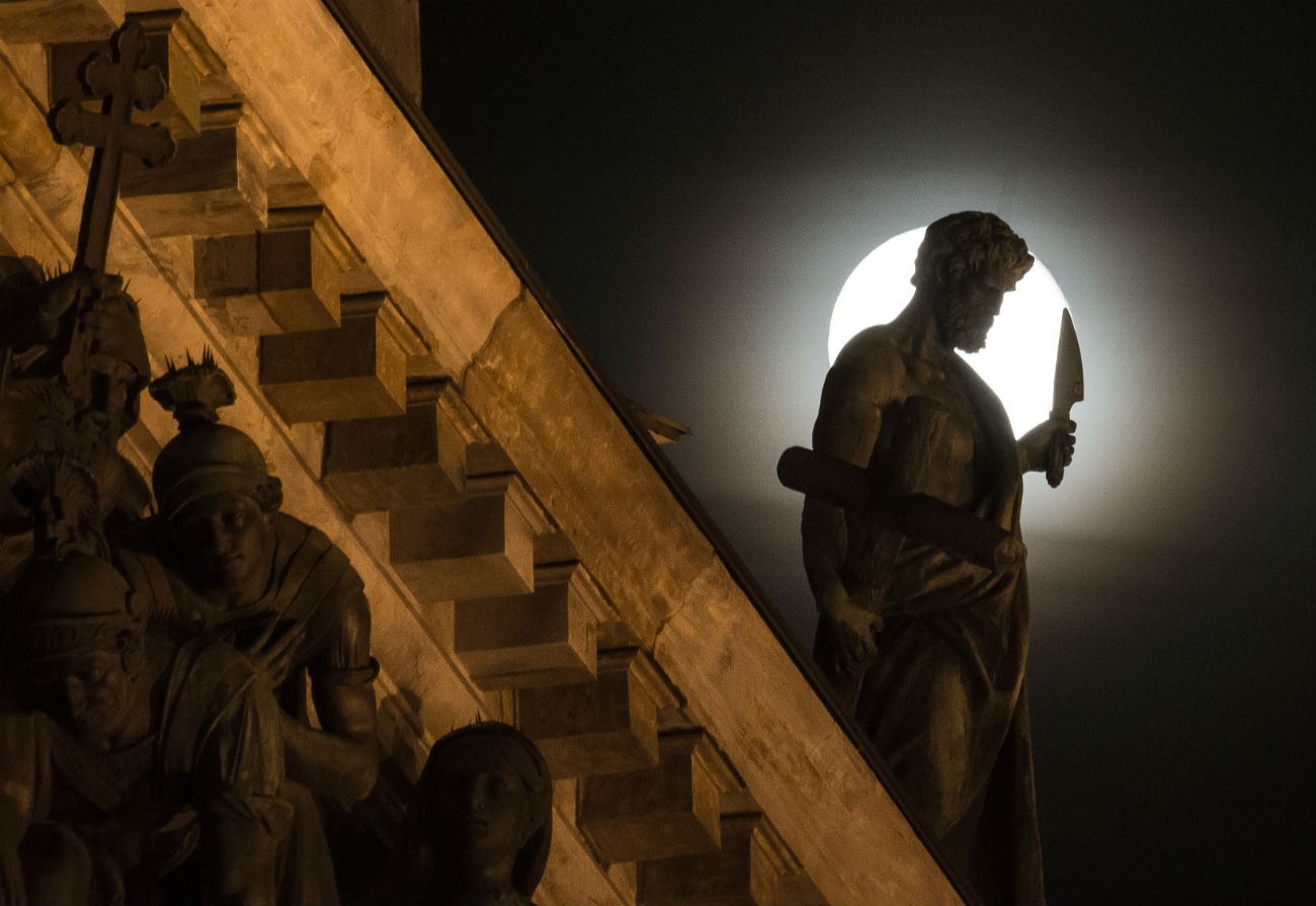 　大聖堂は天使、伝道者、使徒の彫像で飾られている。丸屋根の欄干には天使と大天使の彫像24体がある。／／画像：大聖堂の彫刻を背景に月。