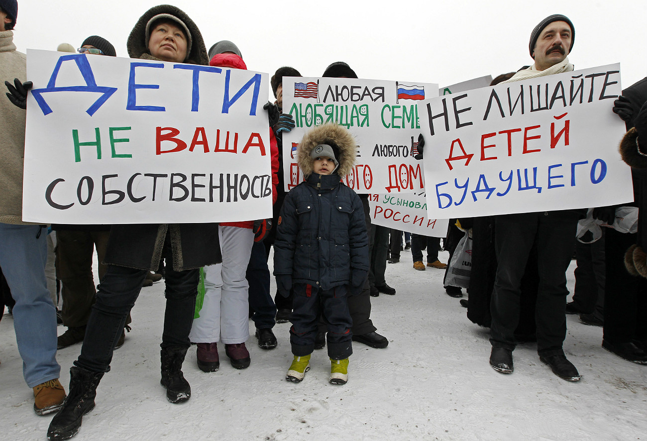 Gegen das Adoptionsverbot für US-Bürger fand in Sankt Petersburg im Januar 2013 eine Protestaktion statt. Tausende Demonstranten beteiligten sich mit Plakaten, die Aufschriften trugen wie „Kinder sind nicht Ihr Eigentum!“ (links) oder „Nehmen Sie den Kindern nicht ihre Zukunft weg!“ (rechts). 