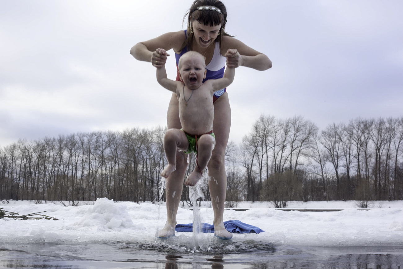 Најмлађи члан московског клуба „моржева“ има само две године. Родитељи су почели да га навикавају на зимско купање када је напунио годину дана. На слици: купање у Живописној улици у Москви.