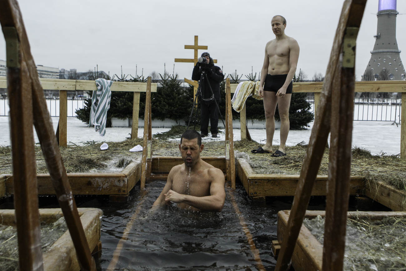 Erik Groz, un ragazzo californiano, si immerge nella fonte battesimale nel lago di Ostankino a Mosca.