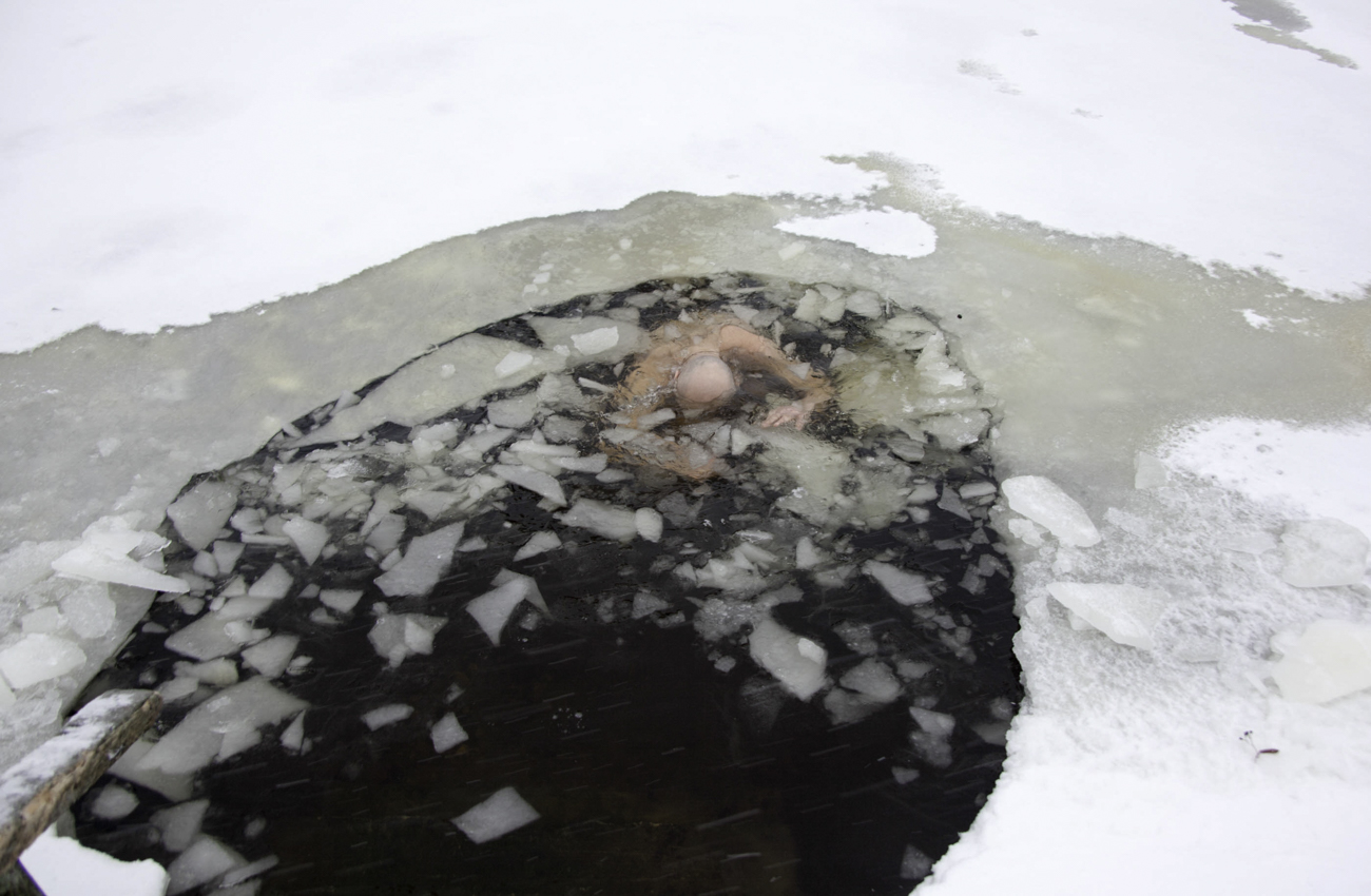 Med “mroži” je kar precej takšnih, ki preko ledene vode iščejo novo duhovno izkušnjo. Na fotografiji: član kluba mrožev Vimpel v Južnem Tušinu med kopanjem.