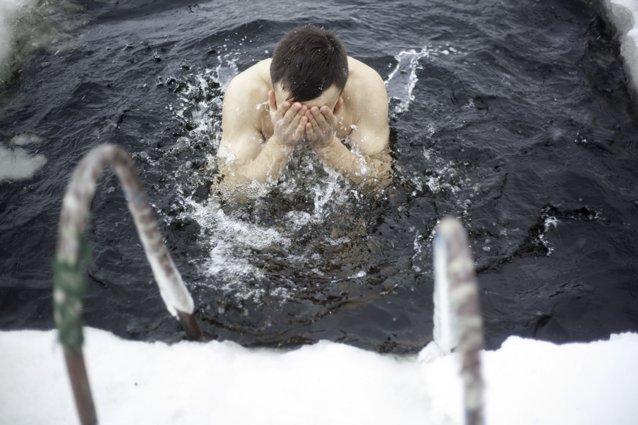 일종의 심리치료이자 감정적 균형을 되찾는 방법으로 주말마다 얼음구멍을 찾는 이들도 있다./ 사진: 아카데미체스키예푸르디에서 수영 중인 ‘나우카’ 겨울수영센터 회원.