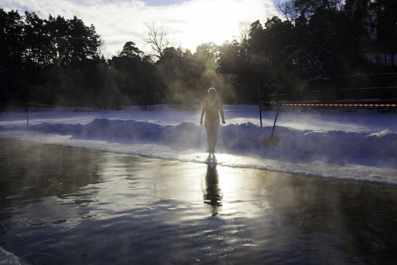 After immersion it is necessary to remove wet clothes, soak your feet and run around. 