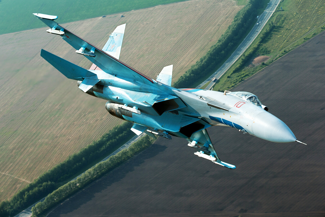 Expert: "The difference between the two types is that the F/A-18 has a folding wing and vertical twin stabilizers: The Su-34's stabilizers are parallel." Photo: Sukhoi Su-27 fighter aircraft.