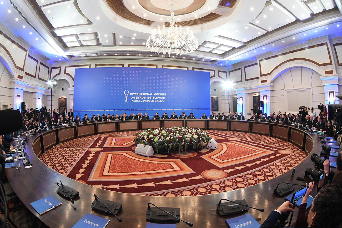 Governo sírio, oposição e representantes internacionais reunidos em Astana na segunda-feira (23)