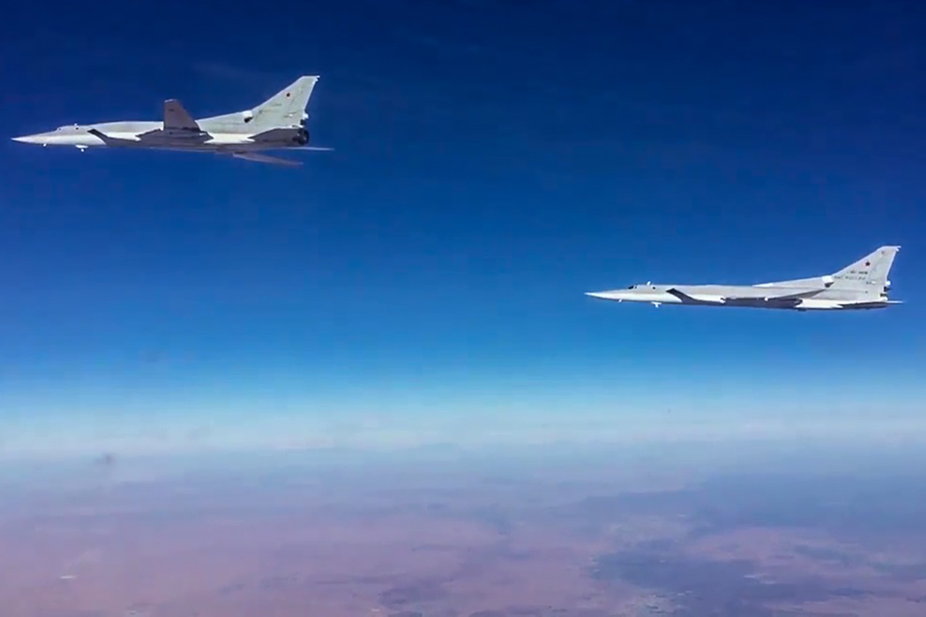 Bombardeiros Tu-22M3 russos em ataque a bases terroristas no distrito de Deir ez-Zor, no leste da Síria