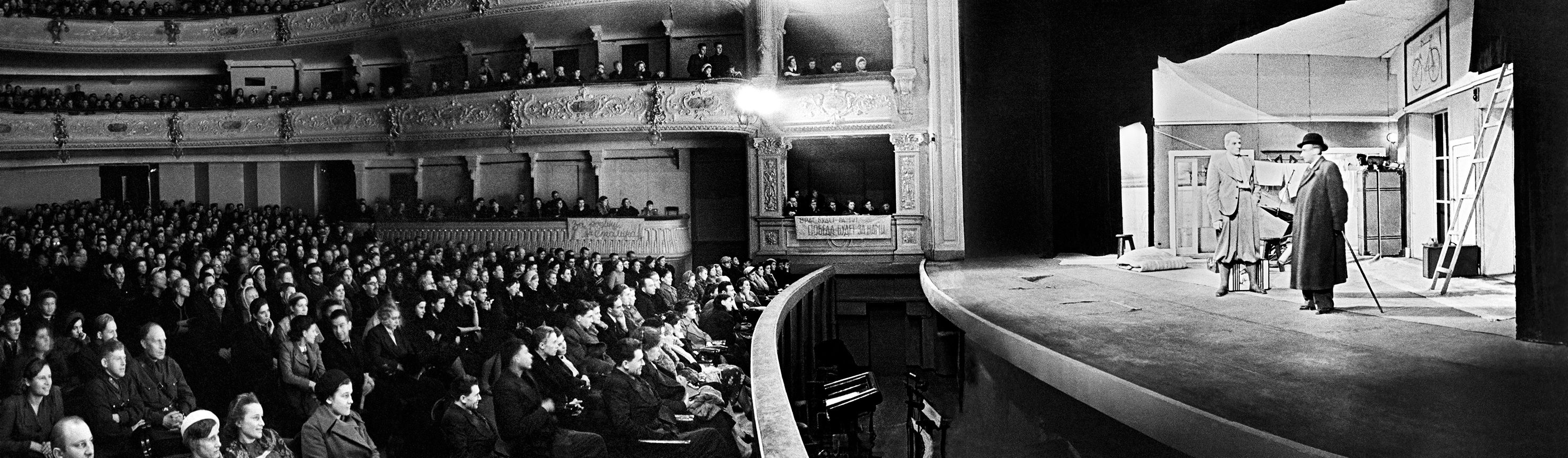 За да съхрани духа на хората, Музикалният комедиен театър играел пред публиката в града в Александровския театър. Известният съветски пианист Дмитрий Шостакович написал световно известната Симфония №7 по време на блокадата.