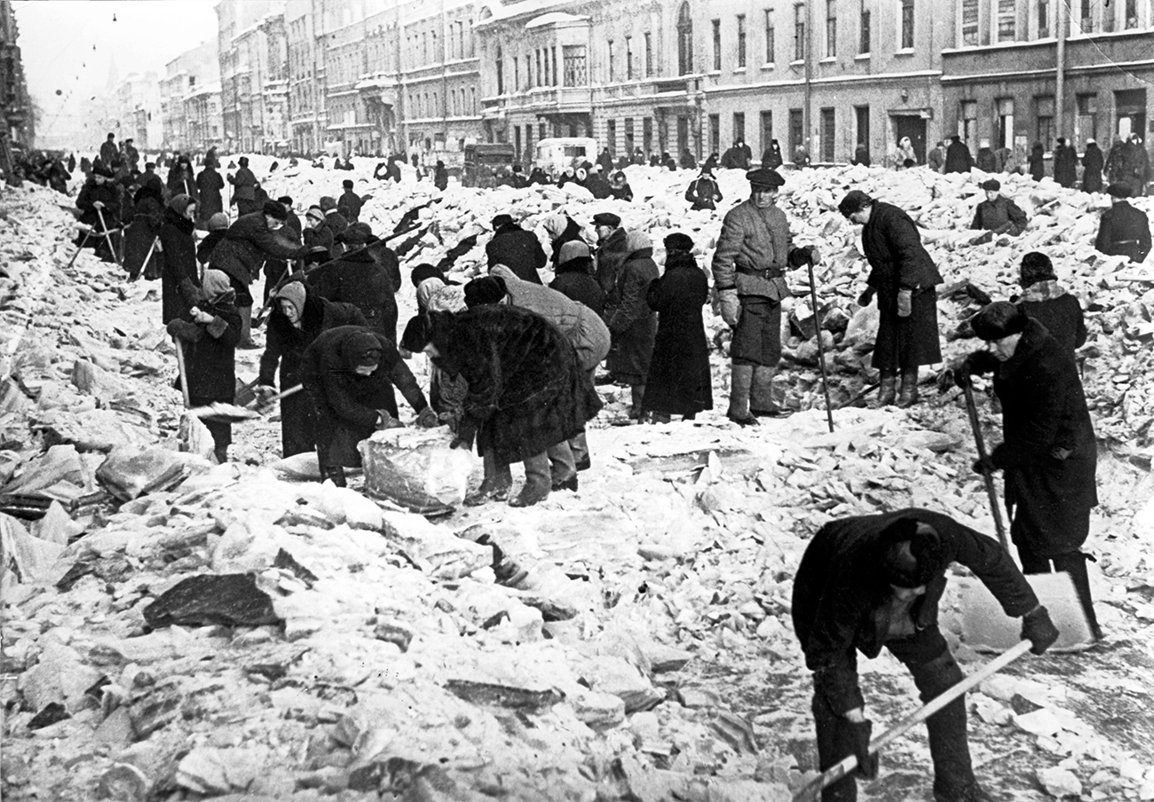 В покрайнините на Ленинград били издигнати барикади и изкопани окопи, за да бъде защитен градът от всички страни. Всеки се грижел за своя собствен бит. Жителите се опитвали да запазят града си подреден: пазели улиците чисти от снега, леда и мръсотията.
