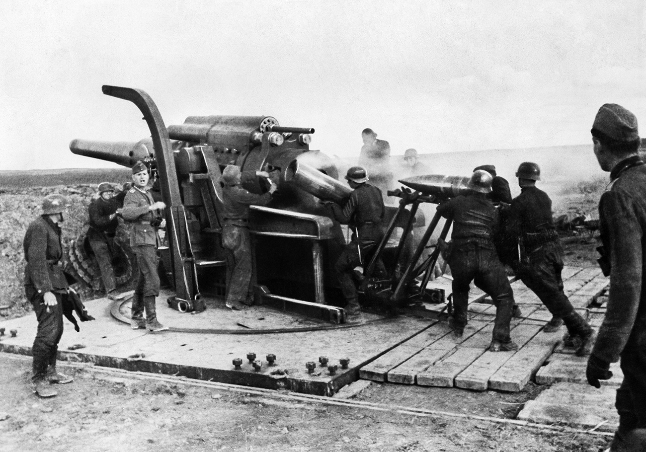 Truppe tedesche caricano l’artiglieria pesante. Simili armamenti venivano utilizzati anche per difendere la città e il fronte orientale