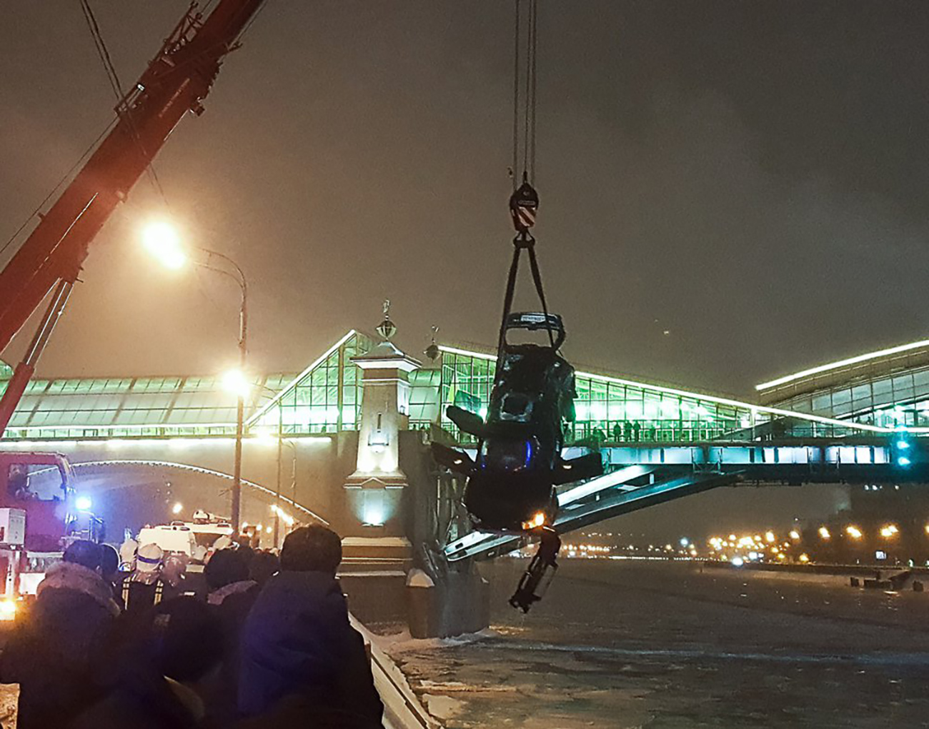 As a result of a car crash in central Moscow, a Subaru Forester smashed through the metal road railing and plunged into the Moscow River.