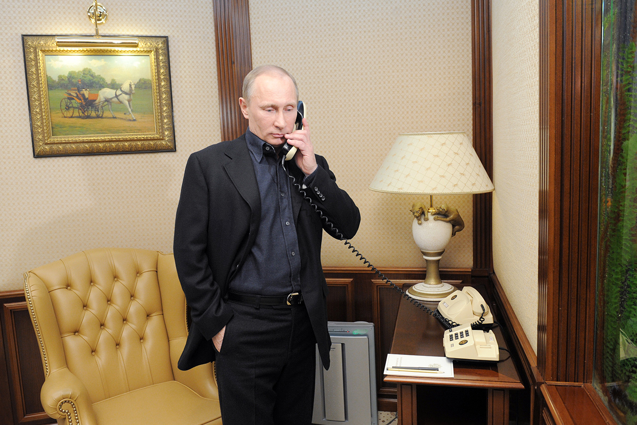 Владимир Путин разговаря по телефона.