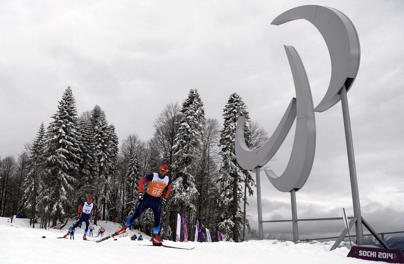 Russische Athleten sind für das Auswahlverfahren nicht zugelassen. Auf dem Bild: russische paralympische Athlethen Oleg Ponomarjow (vorne) und Andrej Romanow (im Hintergrund) 2014 bei den Paralympics in Sotschi.