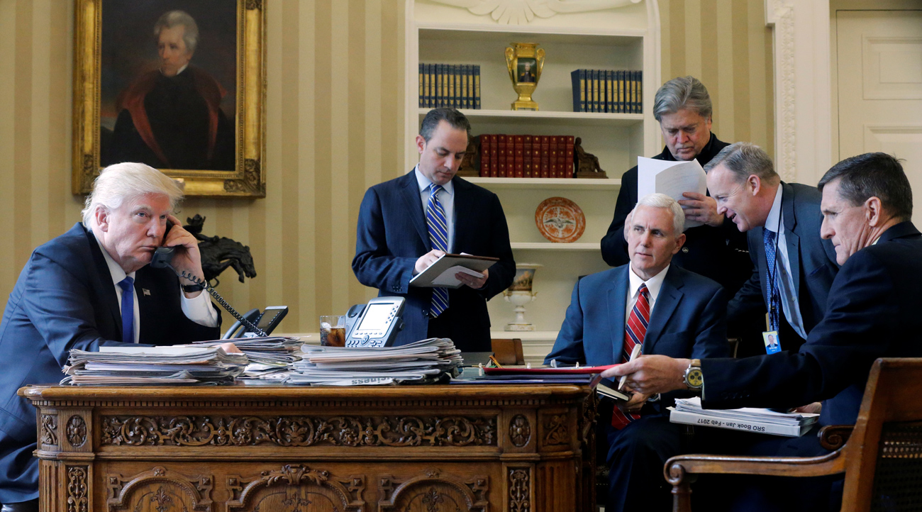 Trump assessorado por equipe na Casa Branca durante conversa com Pútin, no último dia 28