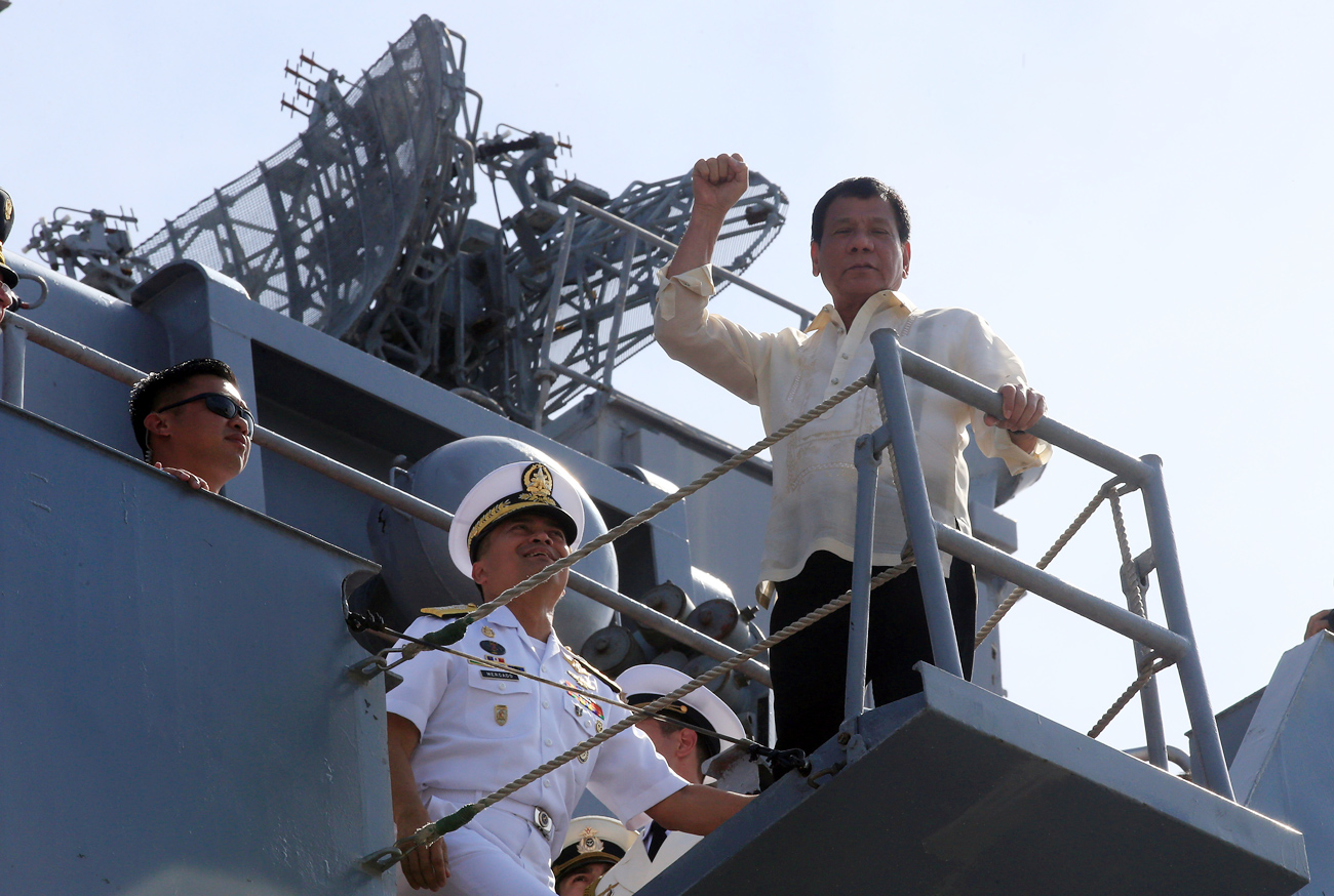 Duterte durante visita ao navio de guerra antissubmarino russo Almirante Tributs, ancorado na baía de Manila