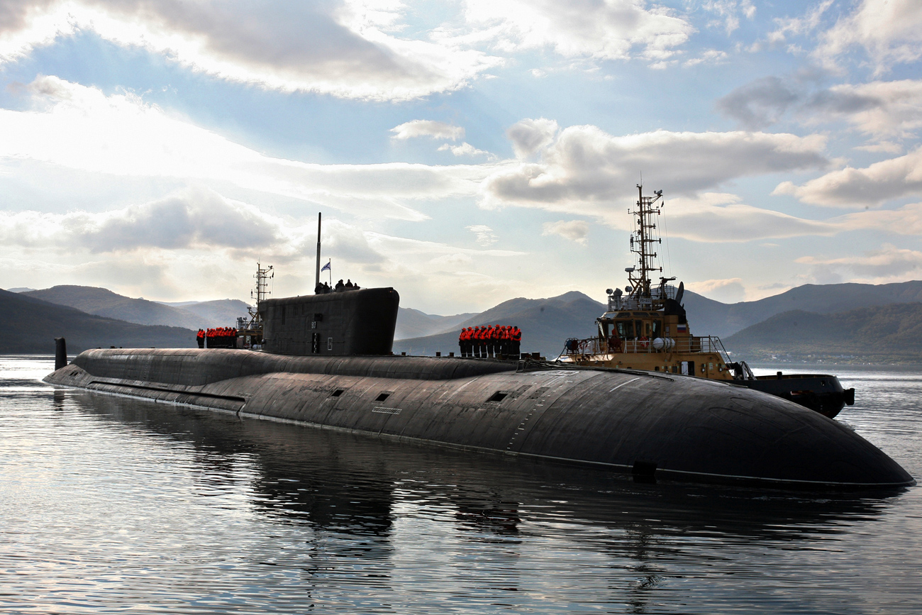 Ruska jedrska podmornica projekta 955 Borej z nazivom Vladimir Monomah ob priplutju v stalno bazo v Viljučinsku na Kamčatki.