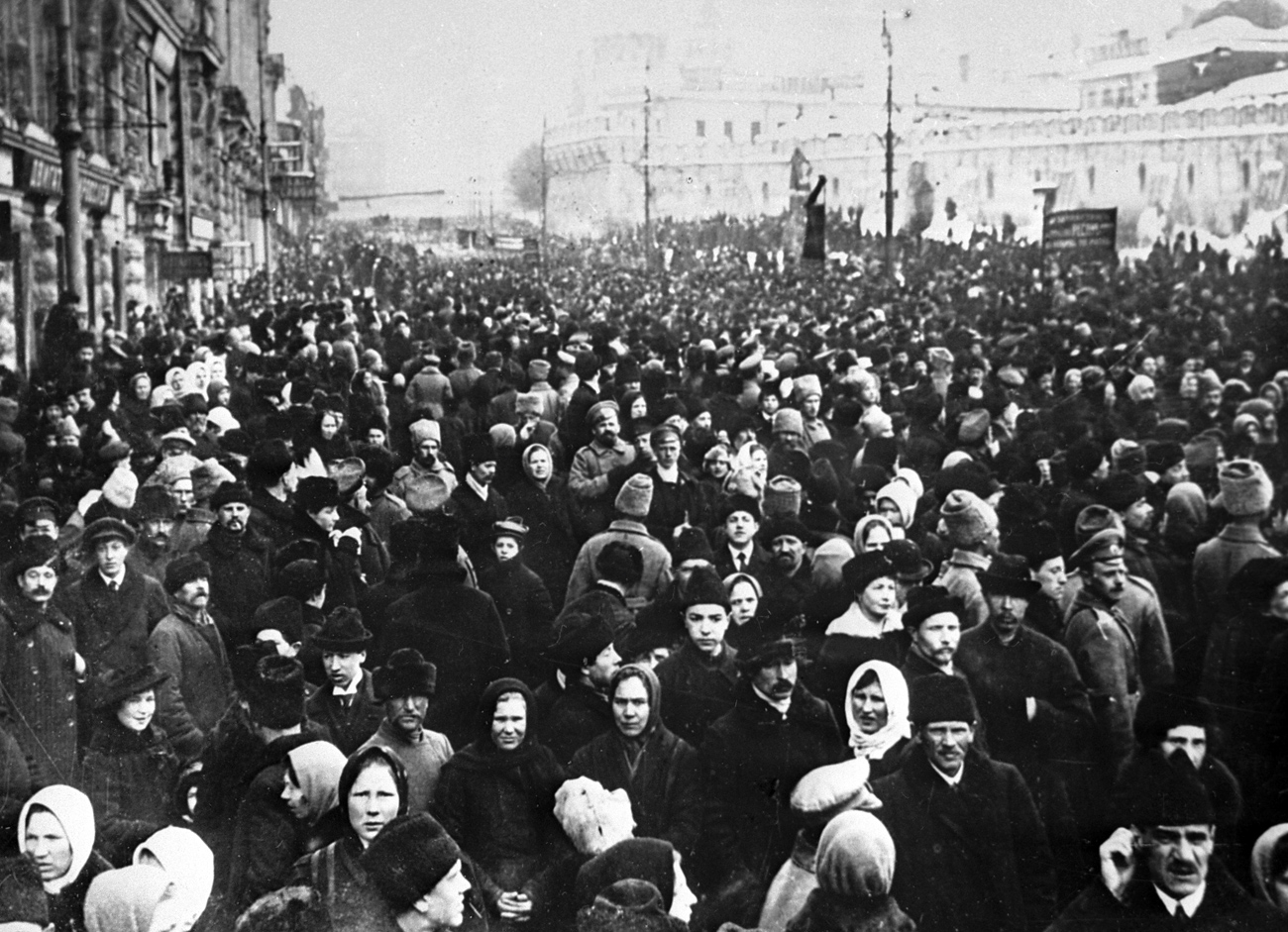 Muscovites demonstrating on Teatralnaya Square during the February bourgeois and democratic revolution. Reproduction of 1917 photo.