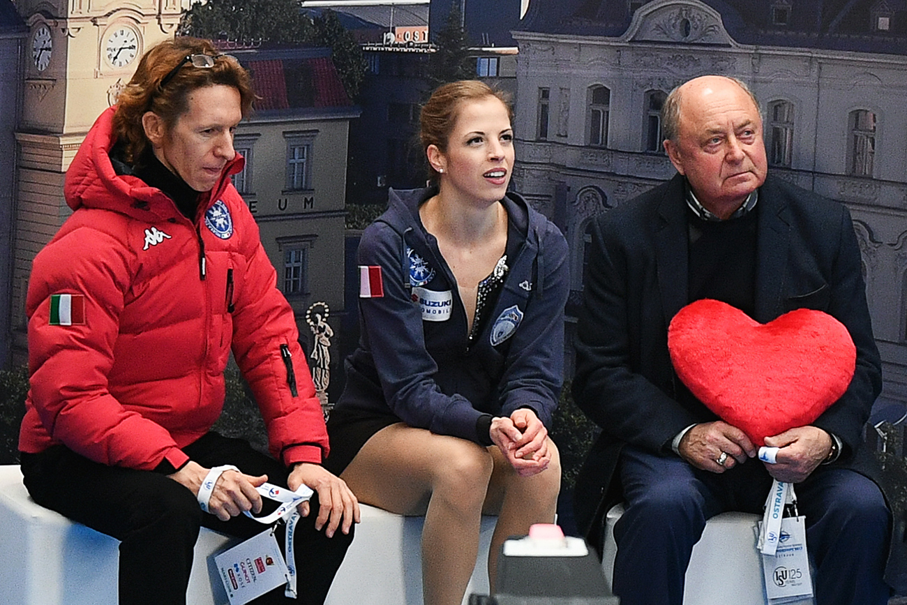 Carolina Kostner insieme all’allenatore Aleksej Mishin (a destra).