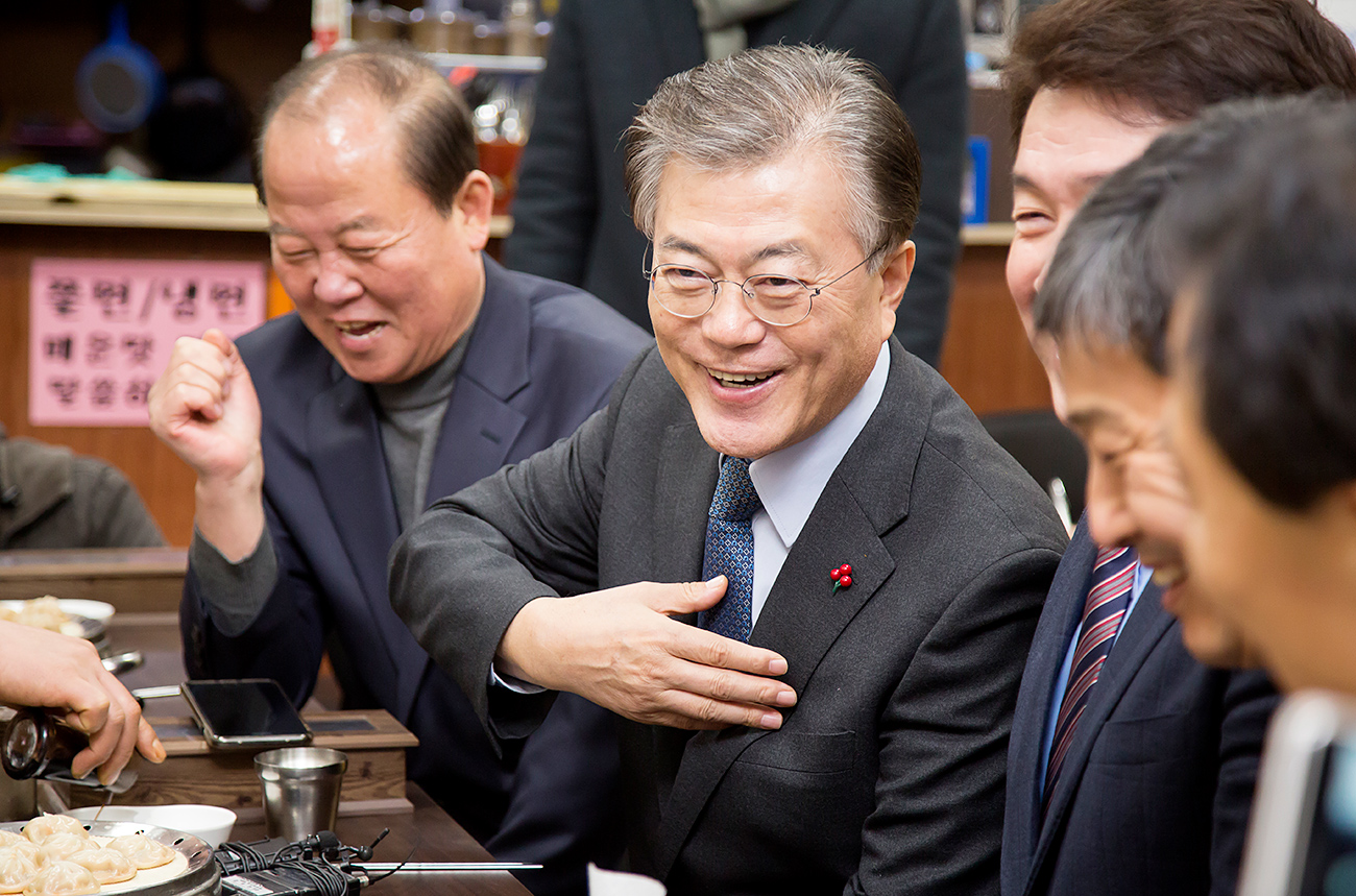Moon Jae-In (C) has a good chance of becoming the next South Korean President.