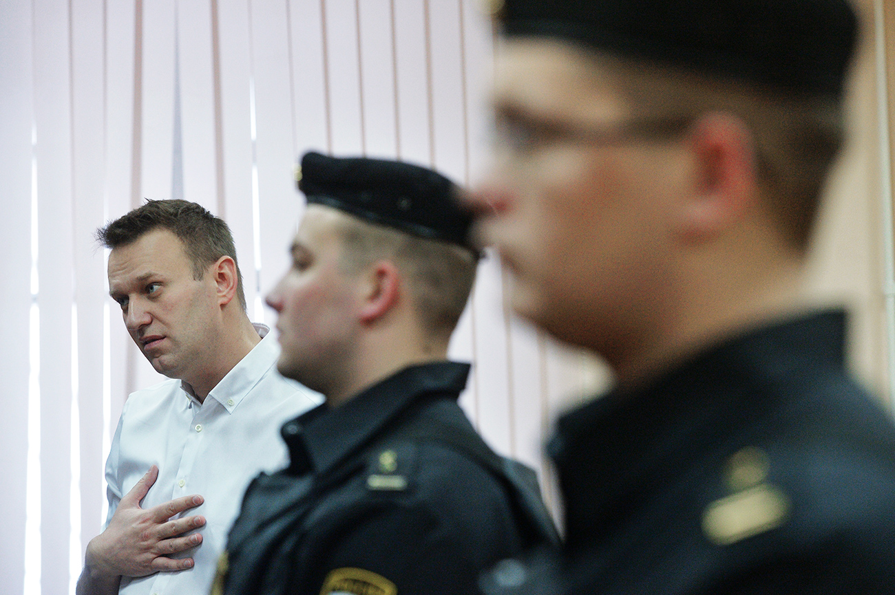 Naválni (esq.) durante anúncio de sentença no Tribunal Regional de Kirov