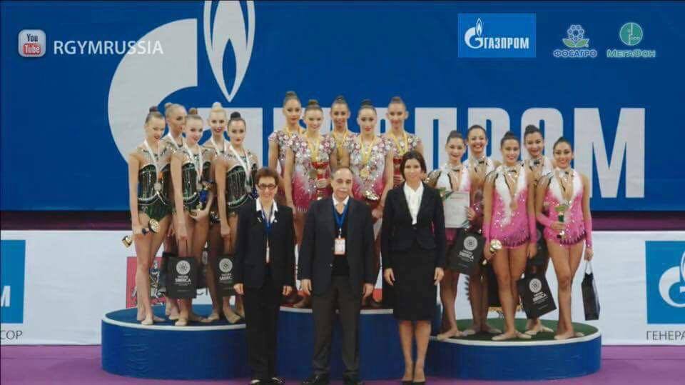 Посланикът на България в Москва Бойко Коцев награди нашите момичета на почетната стълбичка.