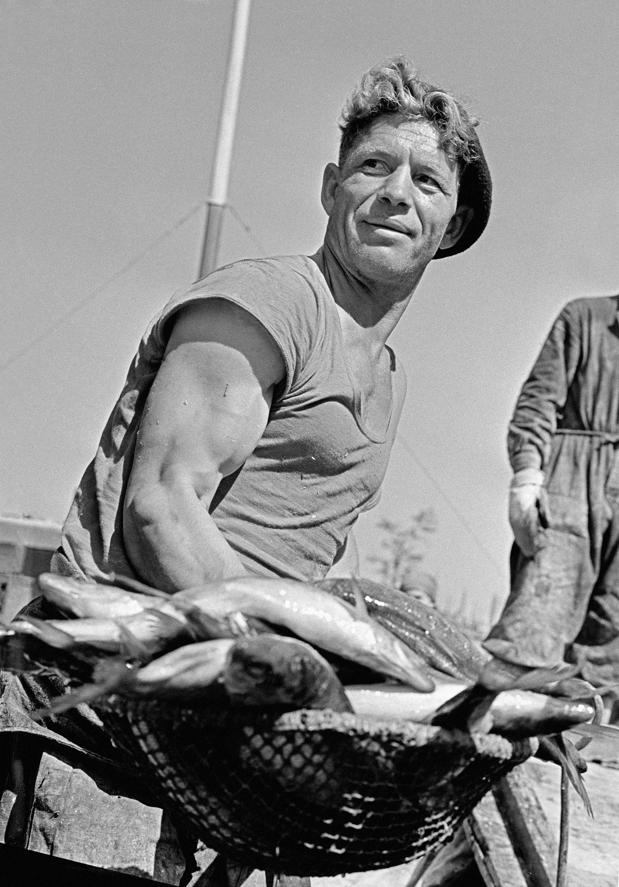 Освен фотографирањето на советските лидери, Абрамочкин отсекогаш сметал дека е исклучително важно на фотографиите да се овековечат животите на обичните луѓе. Тој бил еден од првите фоторепортери кои во репортажната фотографија внеле спонтани сцени. / Рибари, Атрахањ, 1965
