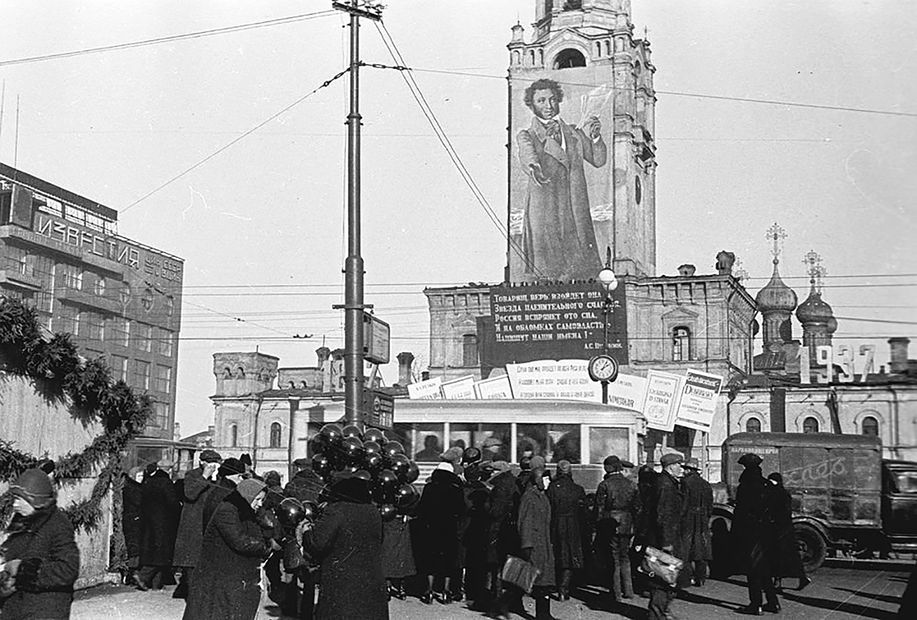 Homenagem a Púchkin em praça de Moscou, em 1937